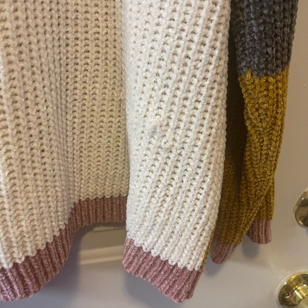 Almost Famous Colorblock Sweater - Picture 4 of 4
